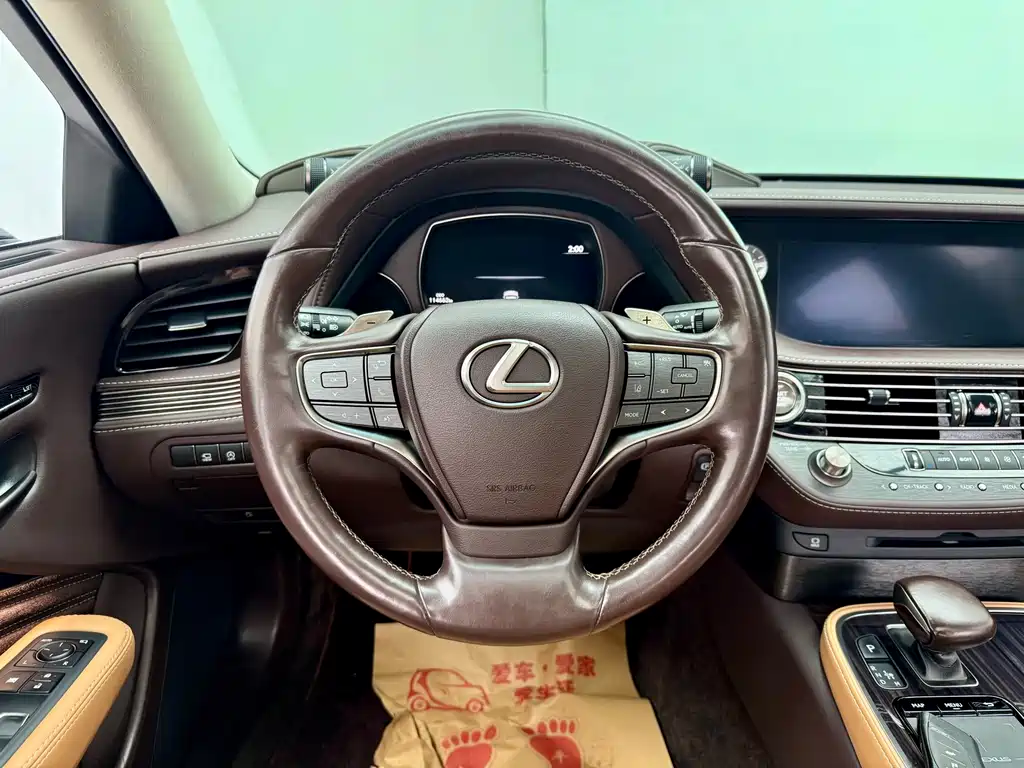 Lexus LS 2018 — фото 16