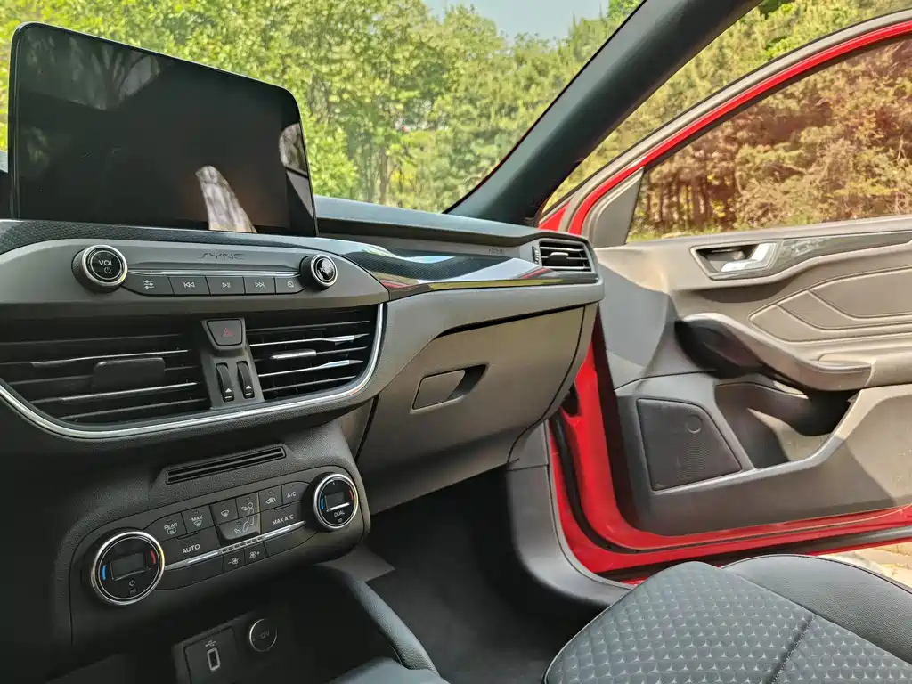 Ford Focus 2020 — фото 15