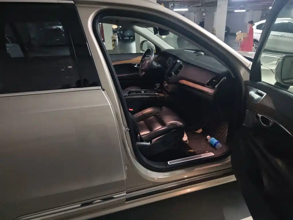 Volvo XC90 2018 — фото 18