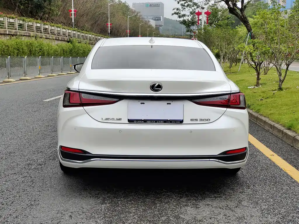 Lexus ES 2018 — фото 13