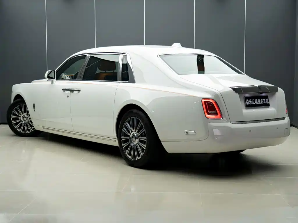 Rolls-Royce Phantom 2022 — фото 4