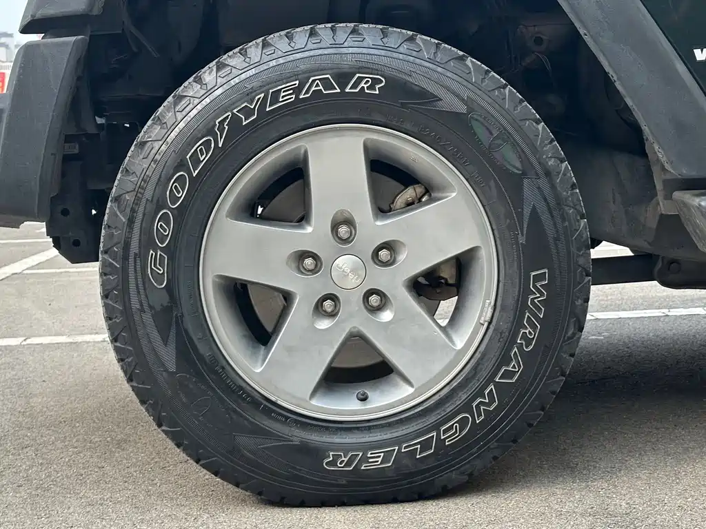 Jeep Wrangler 2010 — фото 15