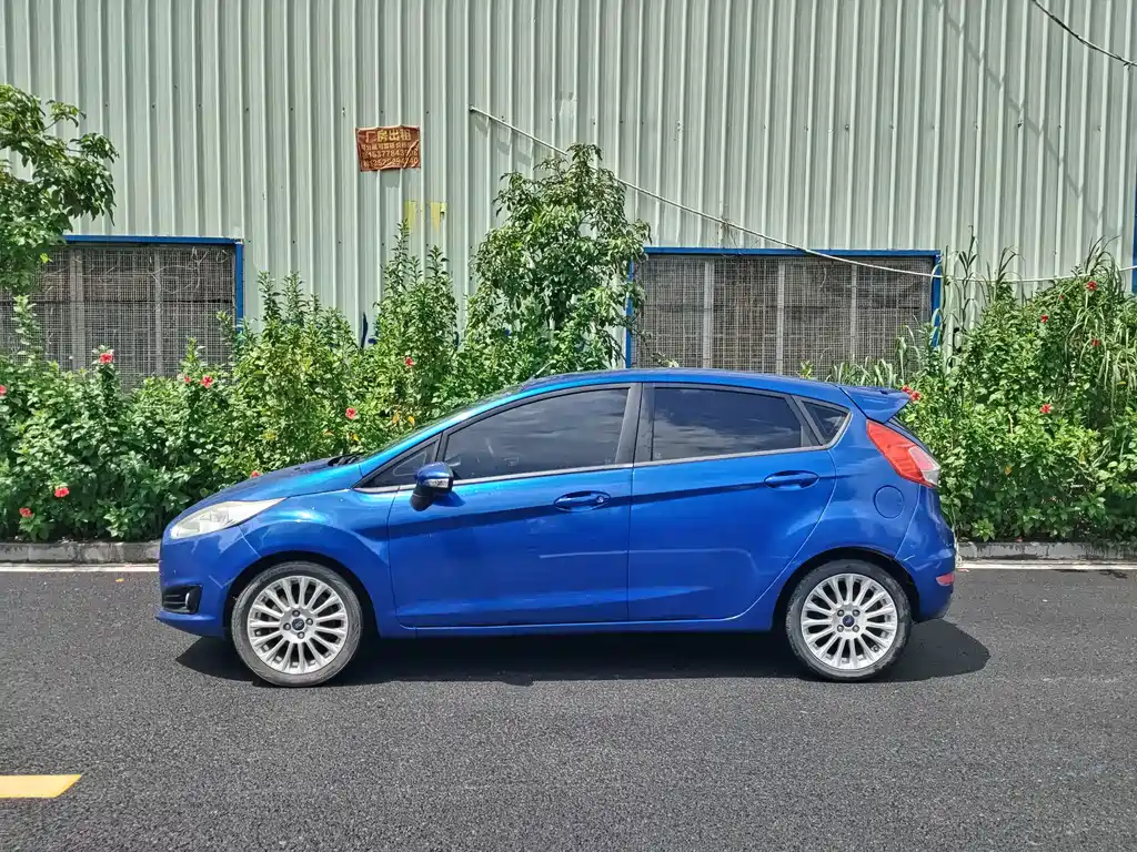 Ford Fiesta 2013 — фото 11