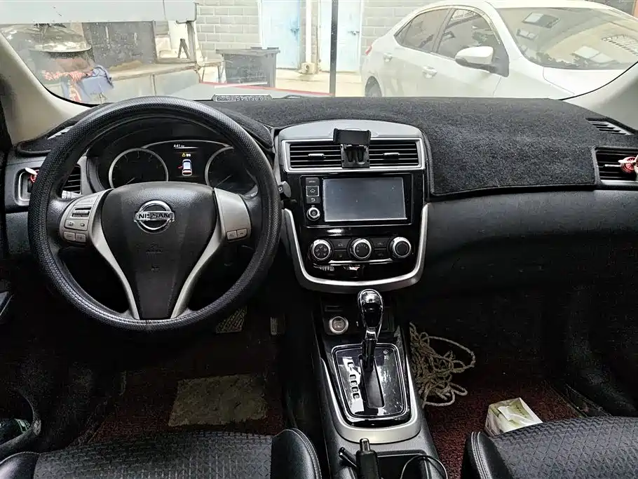 Nissan Tiida 2017 — фото 12