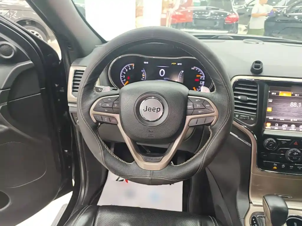 Jeep Grand Cherokee 2018 — фото 11