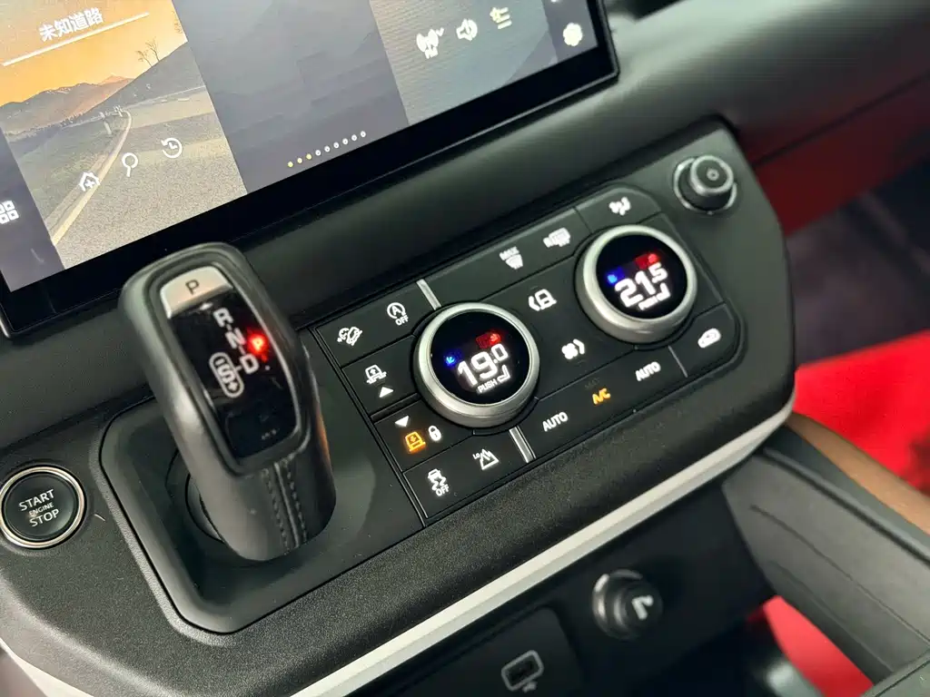 Land Rover Defender 2024 — фото 11