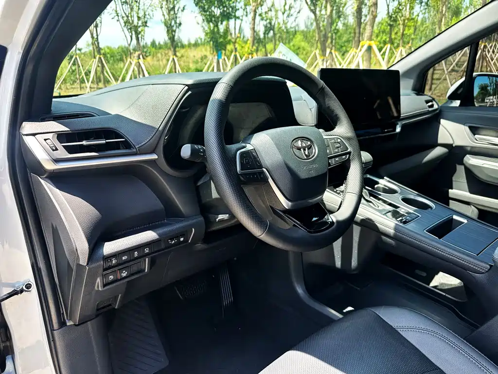 Toyota Sienna 2023 — фото 11