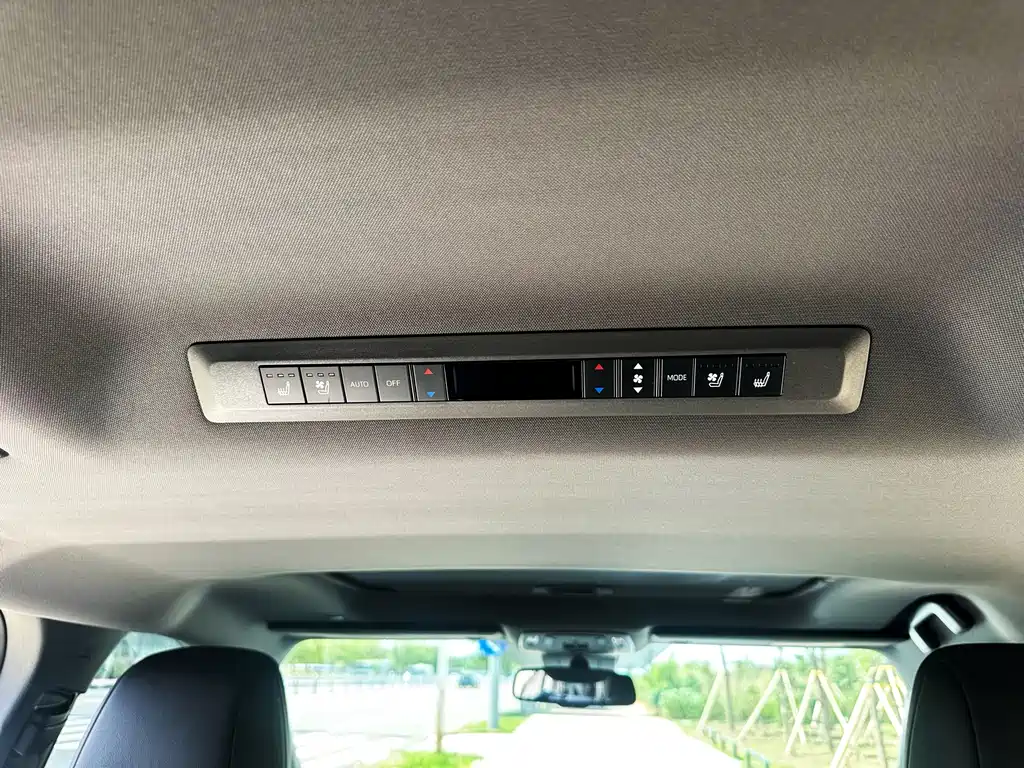 Toyota Sienna 2023 — фото 18