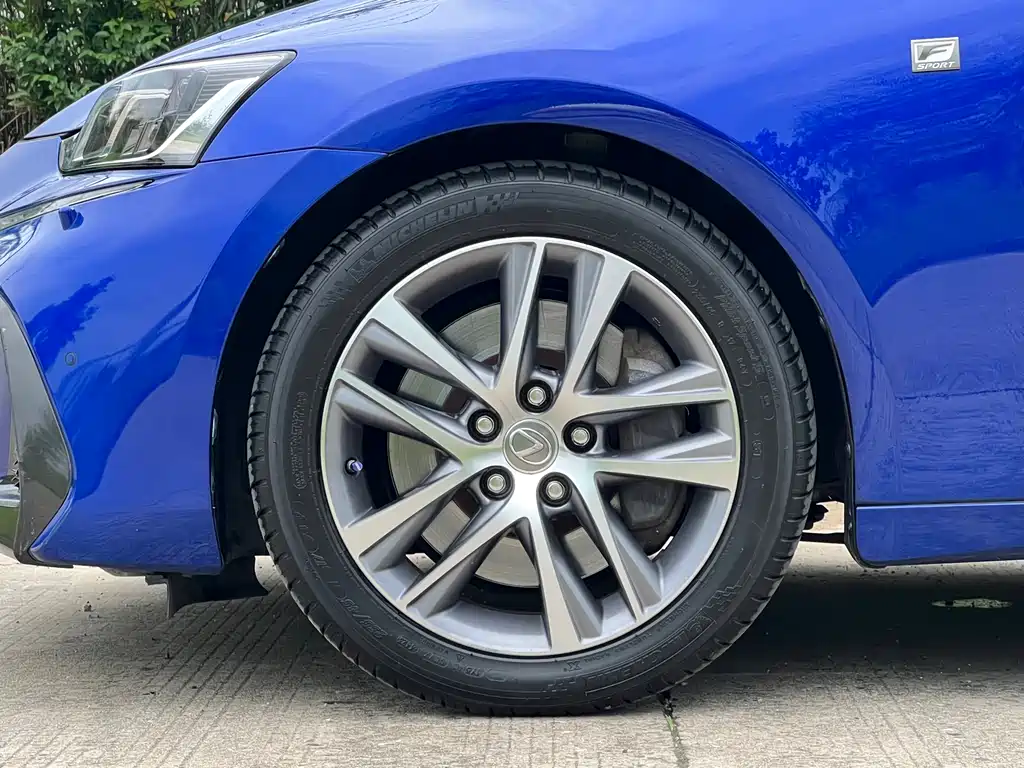 Lexus IS 2018 — фото 16