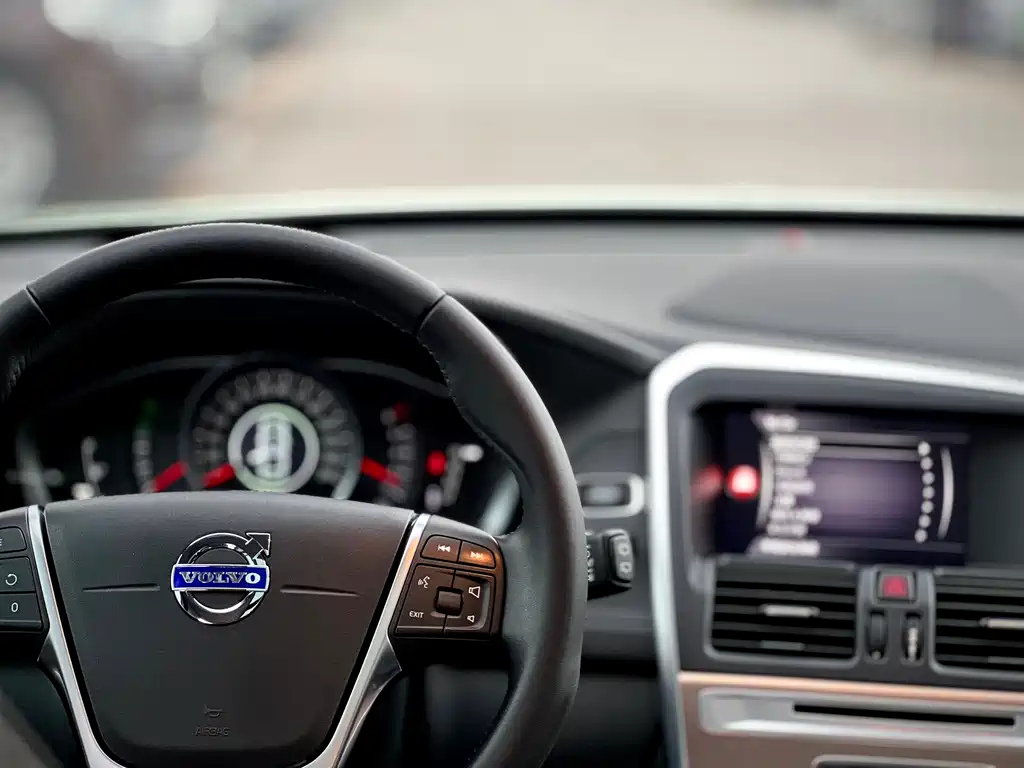 Volvo XC60 2017 — фото 12