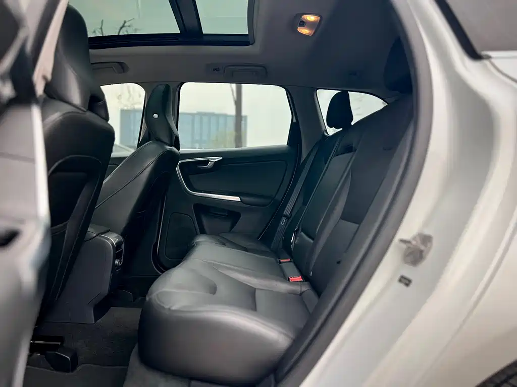 Volvo XC60 2017 — фото 27