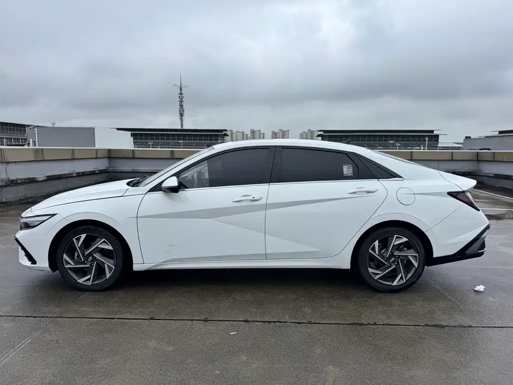 Hyundai Elantra 2023 — фото 4