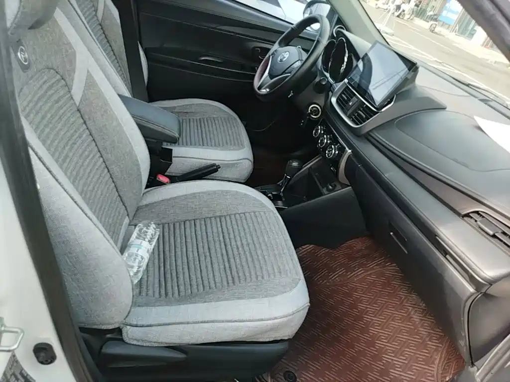 Toyota Yaris L 2023 — фото 25
