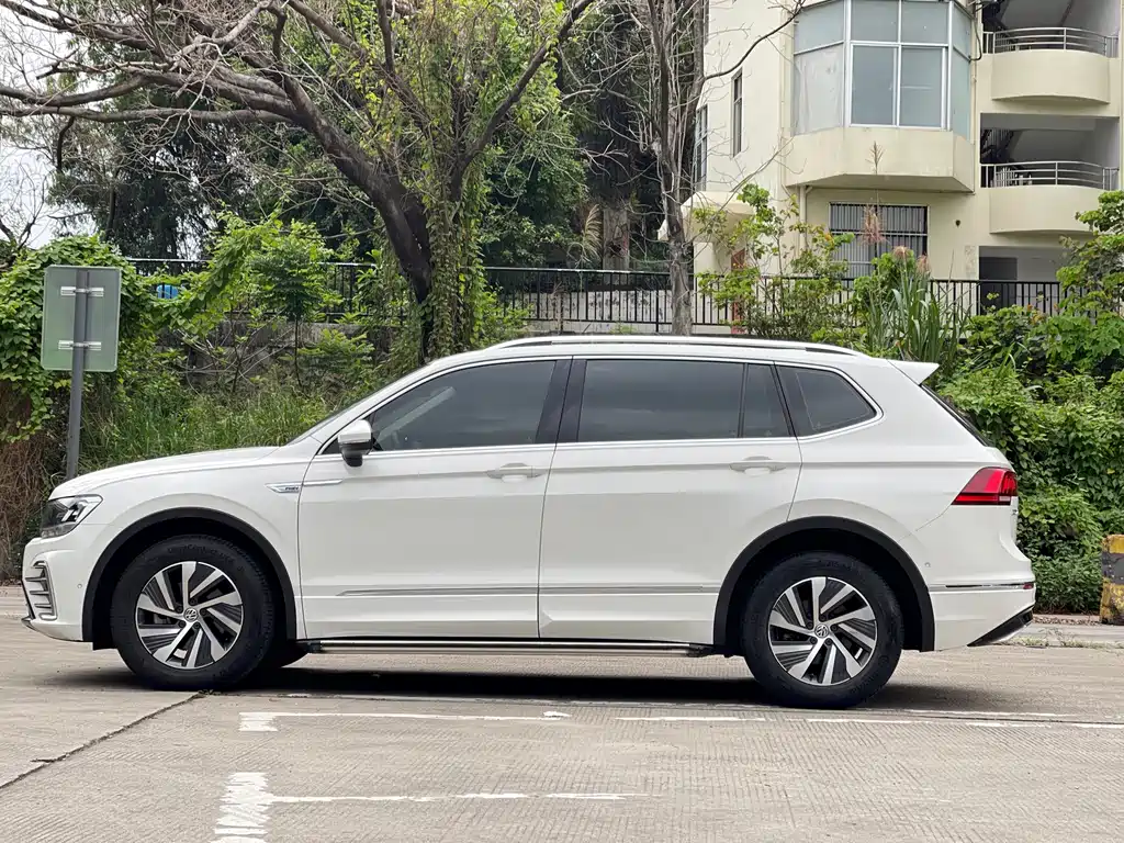 Volkswagen Tiguan L PHEV 2021 — фото 25