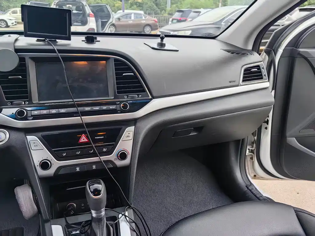 Hyundai Elantra 2018 — фото 8