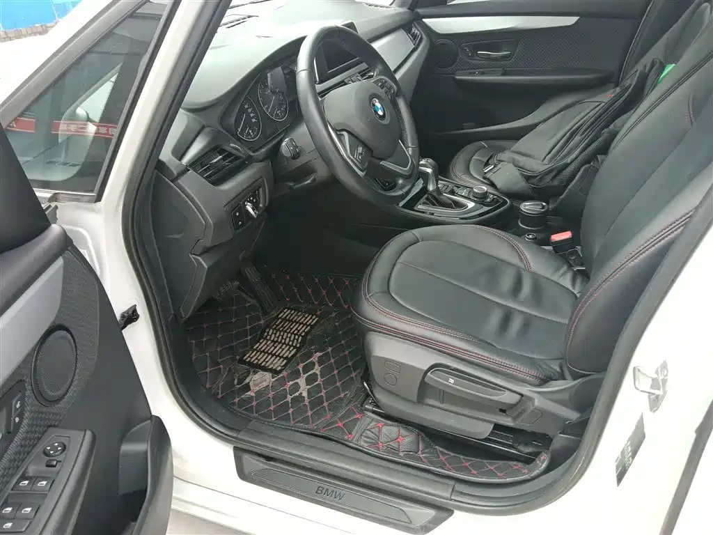 BMW 2 Series Active Tourer 2017 — фото 11