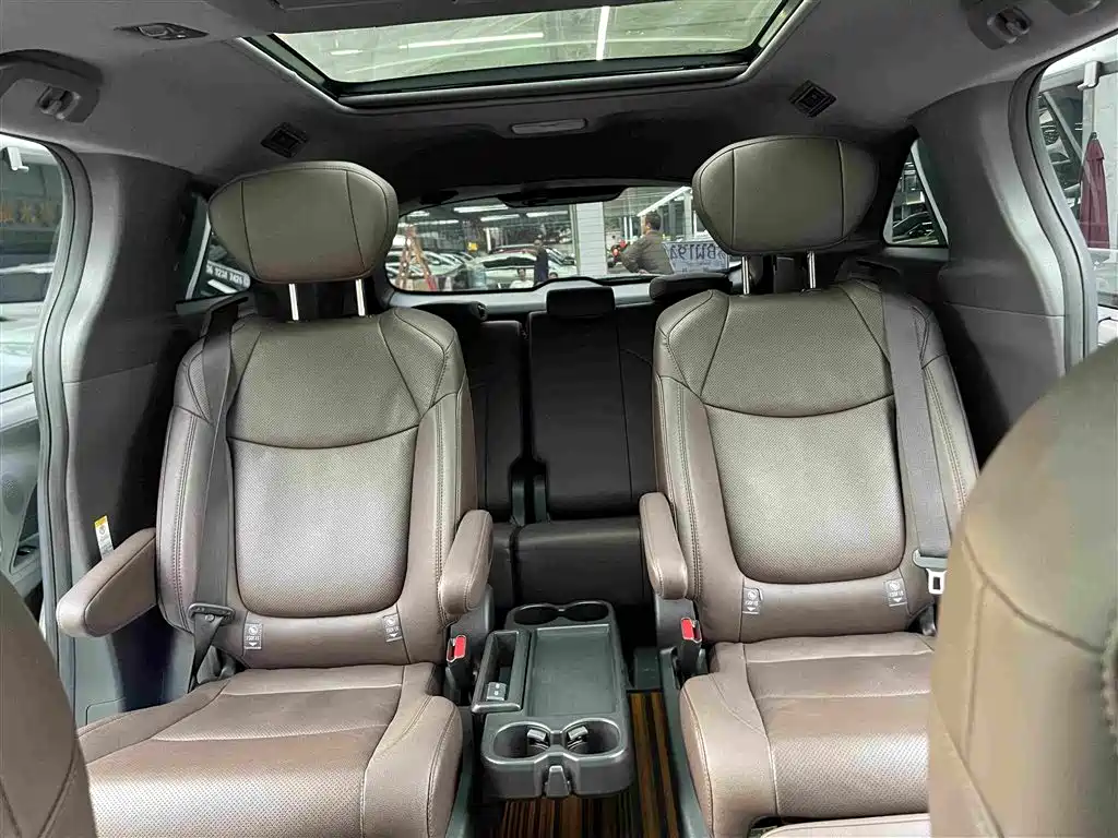 Toyota Sienna 2023 — фото 18