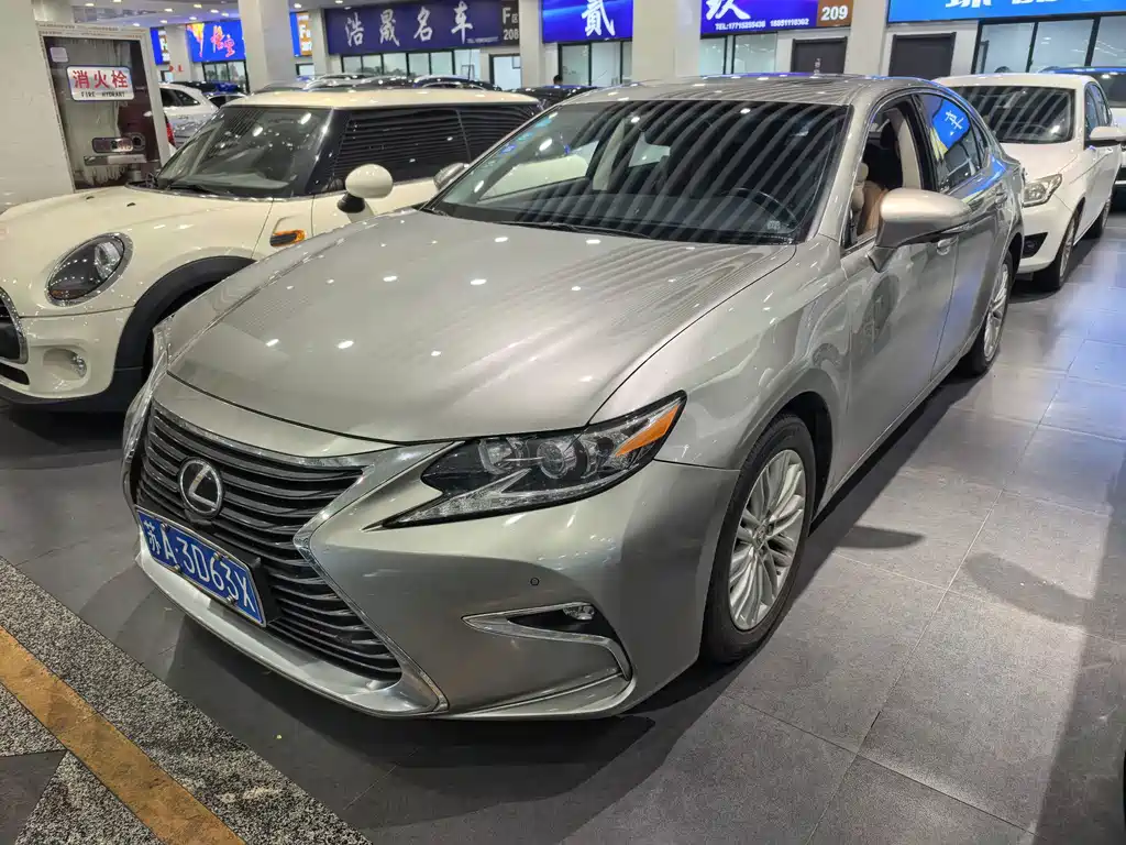 Lexus ES 2017 — фото 1