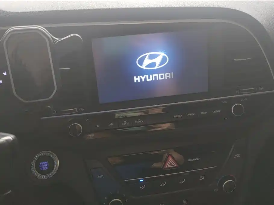 Hyundai Elantra 2019 — фото 13