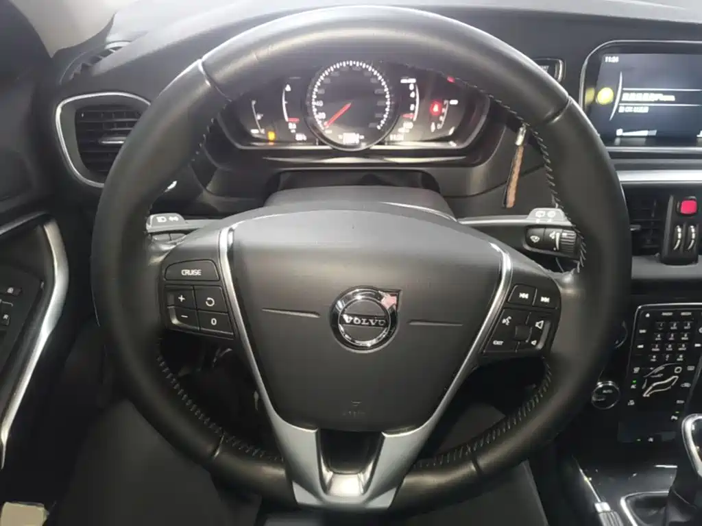 Volvo V40 2017 — фото 11