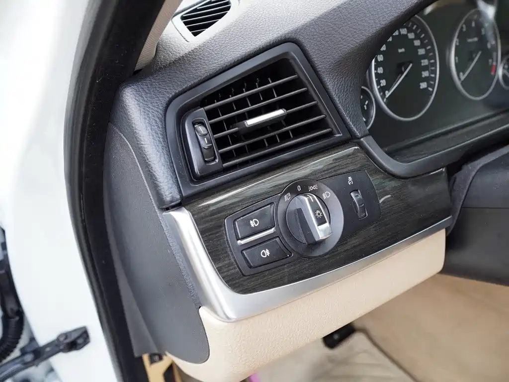 BMW 5 Series 2011 — фото 19