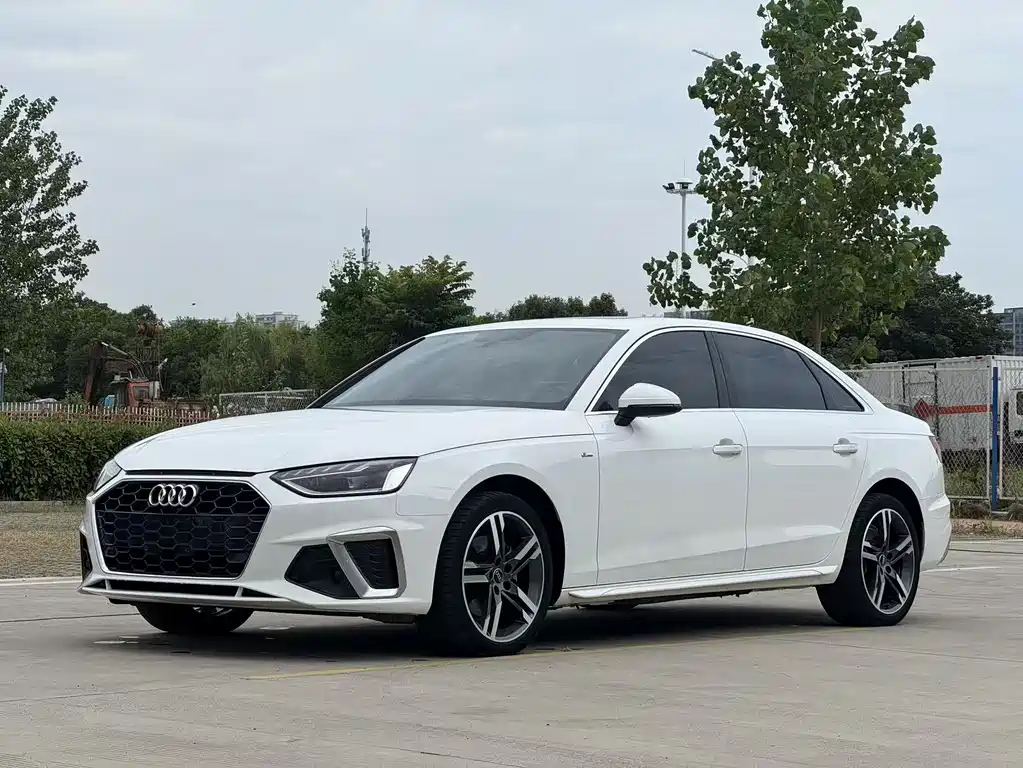 Audi A4L 2022 — фото 1