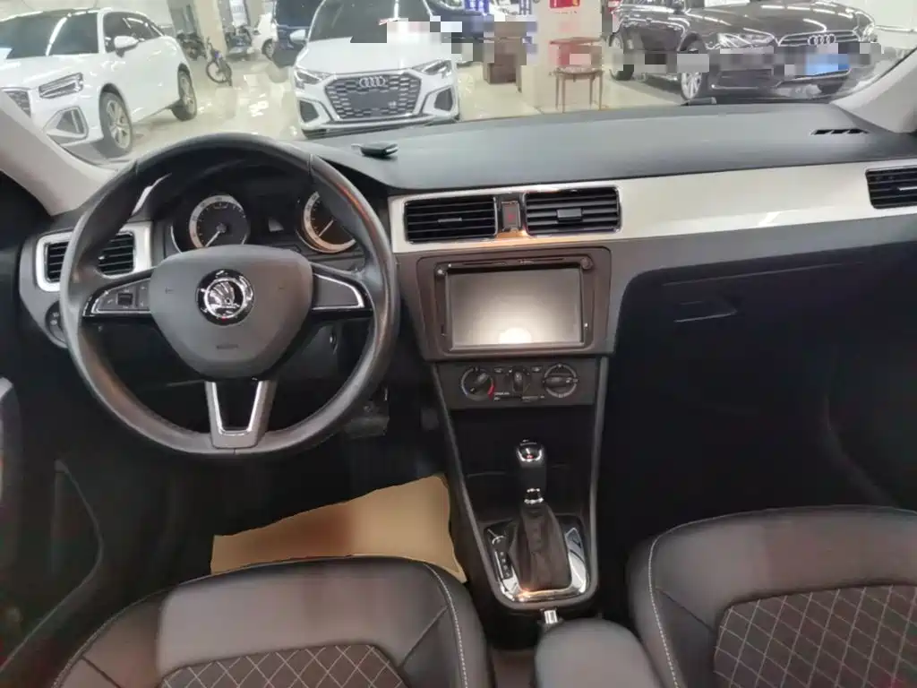 Skoda Rapid Spaceback 2018 — фото 10
