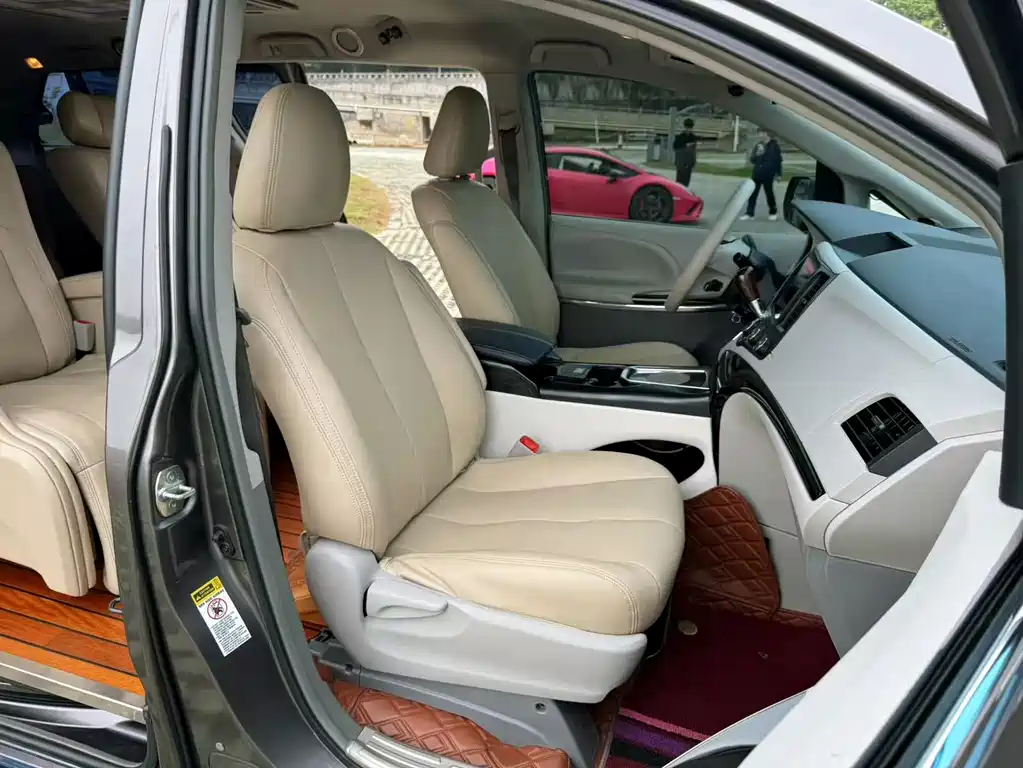 Toyota Sienna 2015 — фото 15