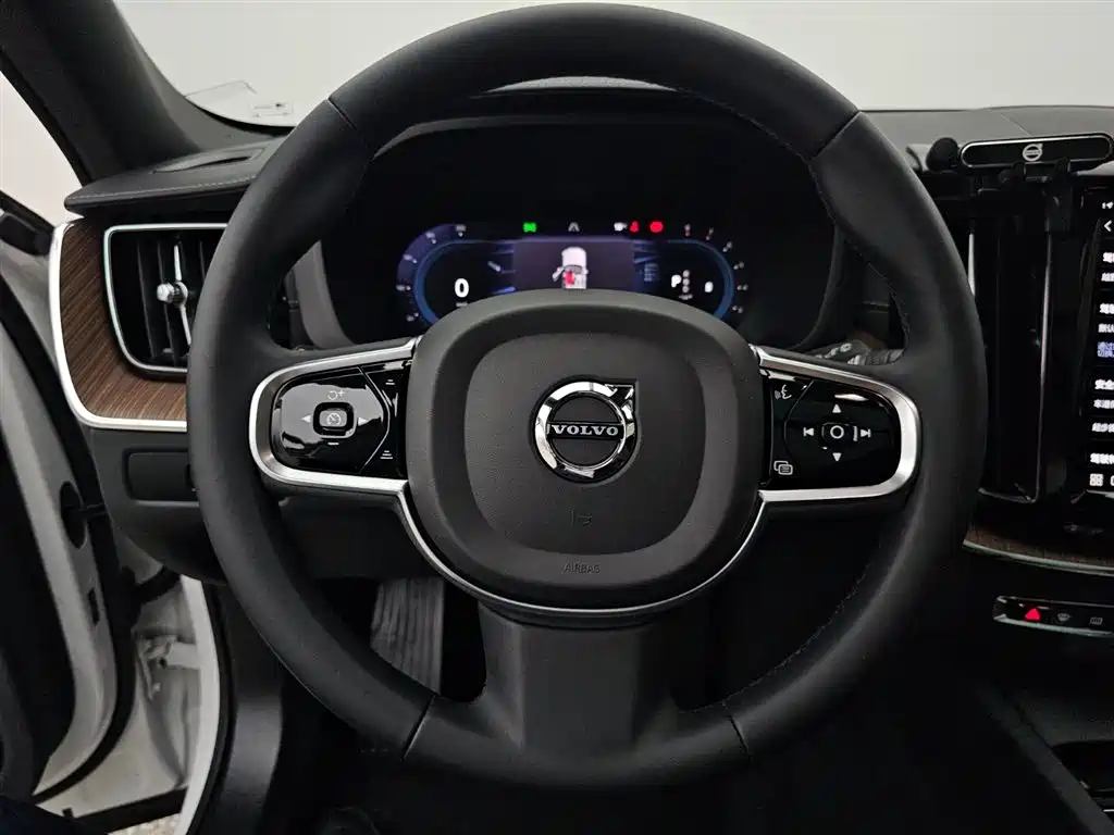 Volvo XC60 2024 — фото 9