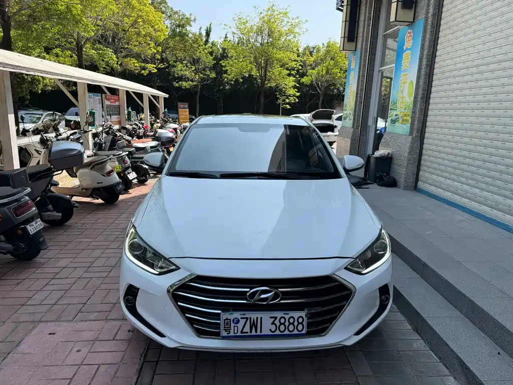 Hyundai Elantra 2018 — фото 1