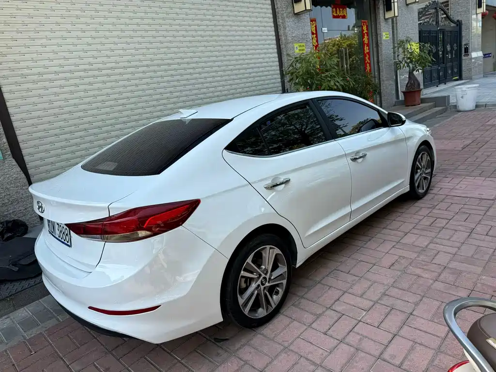 Hyundai Elantra 2018 — фото 8