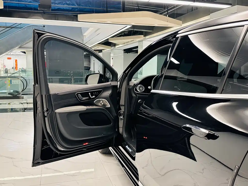Mercedes-Benz EQS SUV 2023 — фото 15