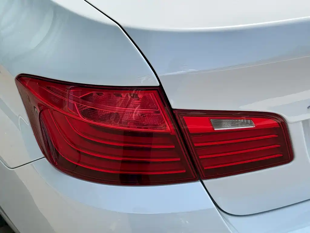 BMW 5 Series 2017 — фото 25