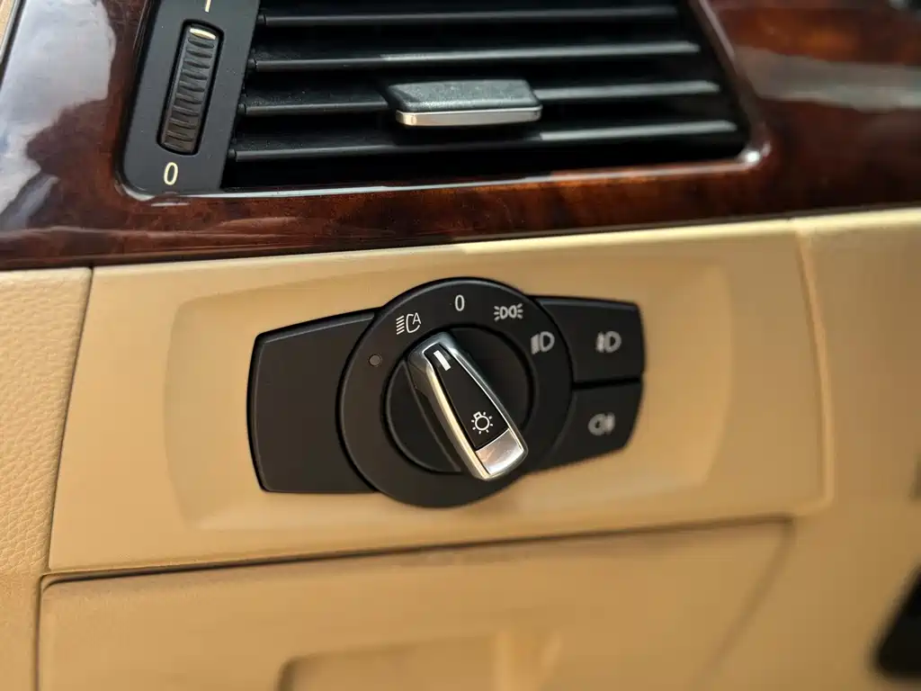 BMW 3 Series 2010 — фото 24