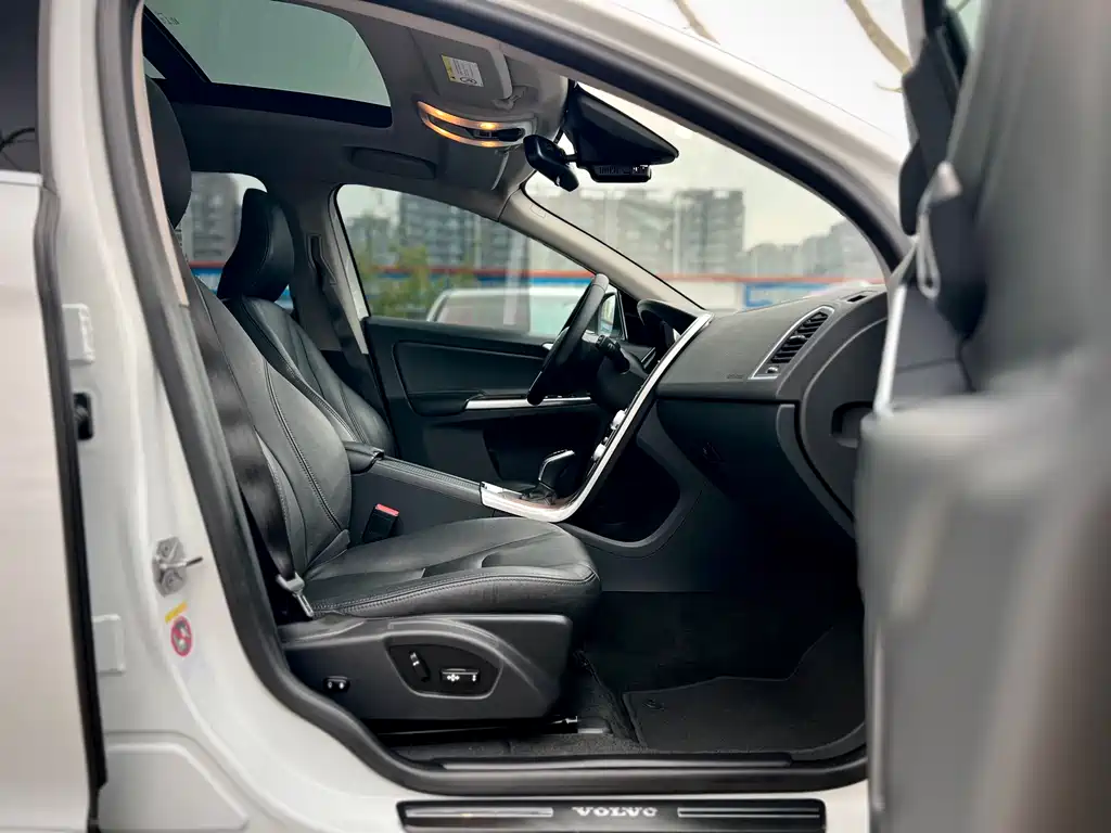 Volvo XC60 2017 — фото 25