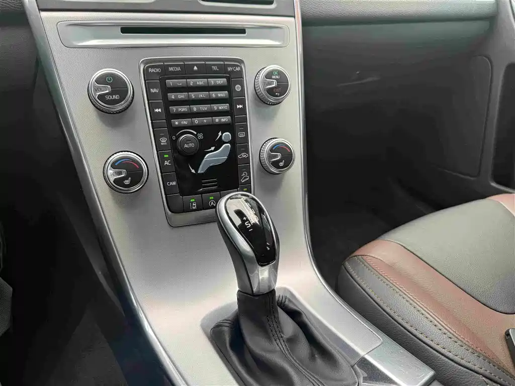 Volvo XC60 2016 — фото 37