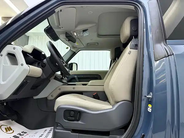 Land Rover Defender 2024