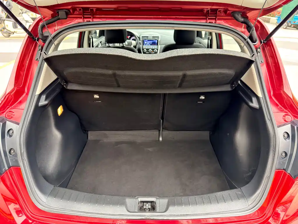 Nissan Tiida 2017 — фото 11