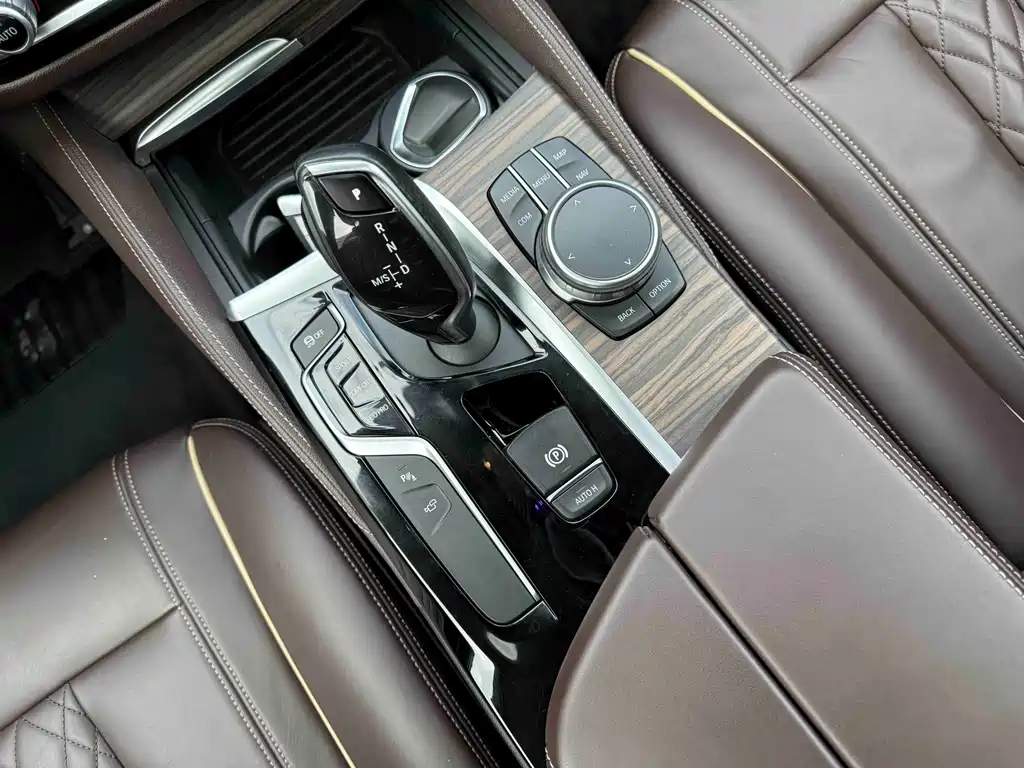 BMW 5 Series 2018 — фото 12