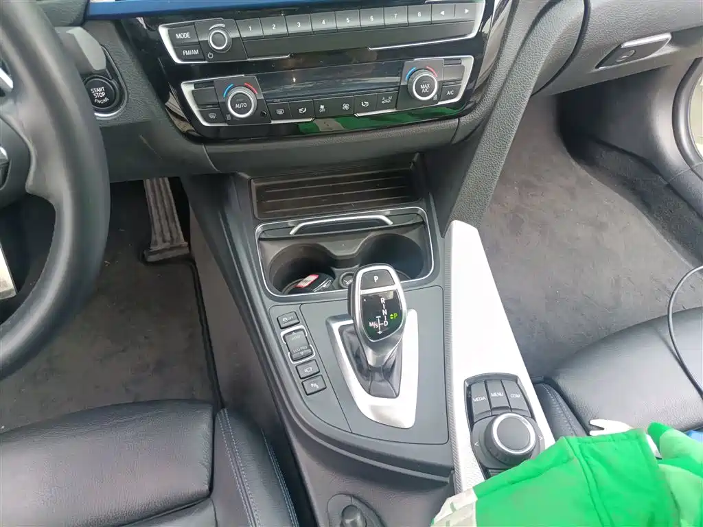 BMW 3 Series 2018 — фото 10