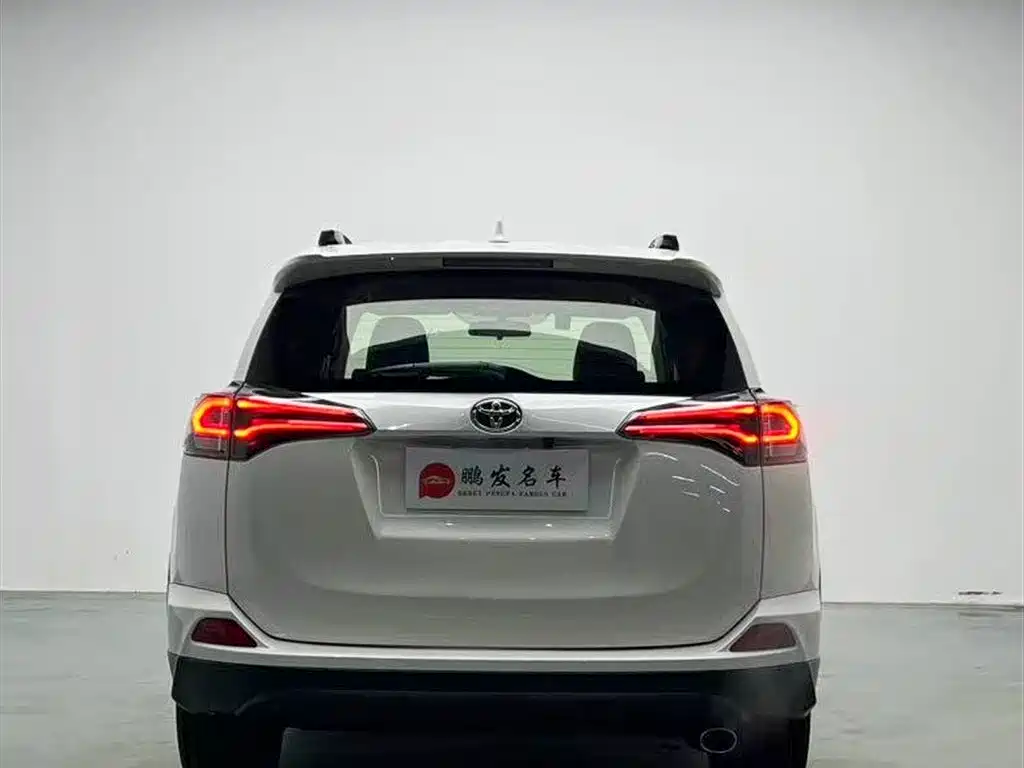 Toyota RAV4 2018 — фото 14
