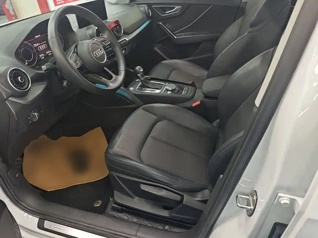 Audi Q2L e-tron 2020 — фото 15