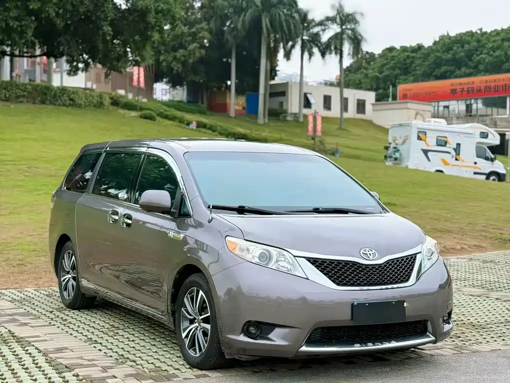 Toyota Sienna 2015 — фото 1
