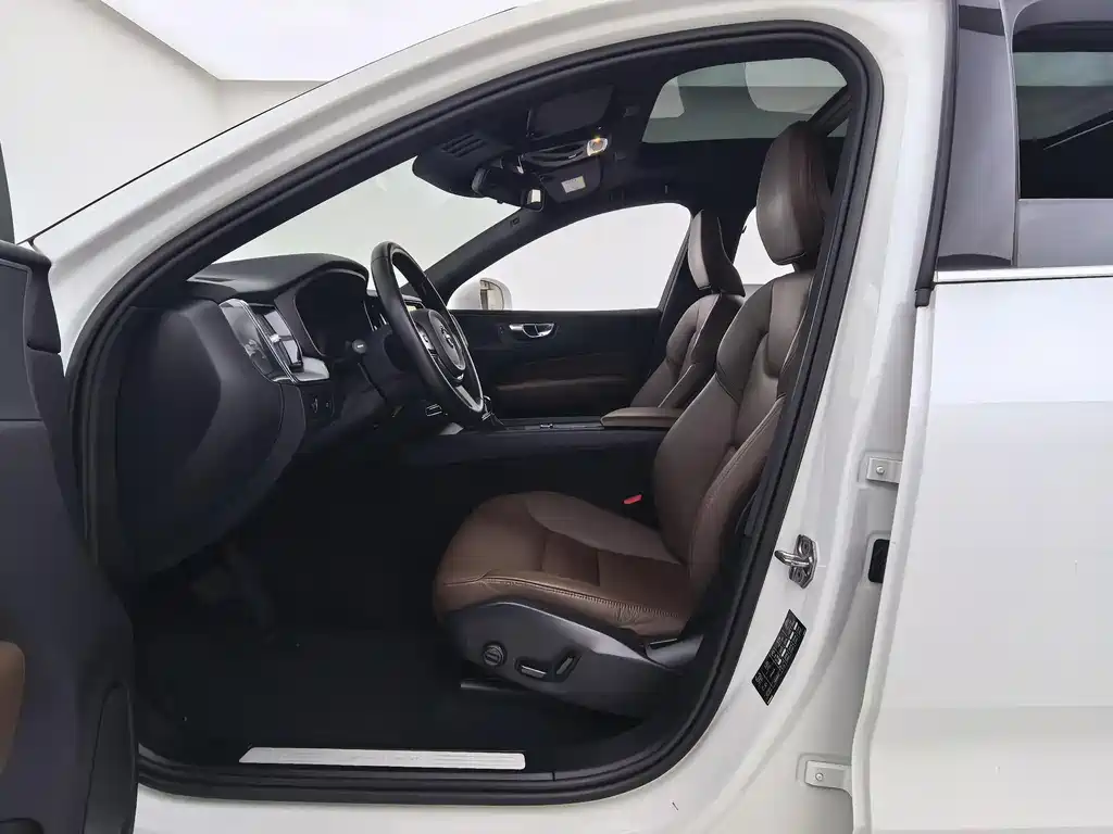 Volvo XC60 2021 — фото 13