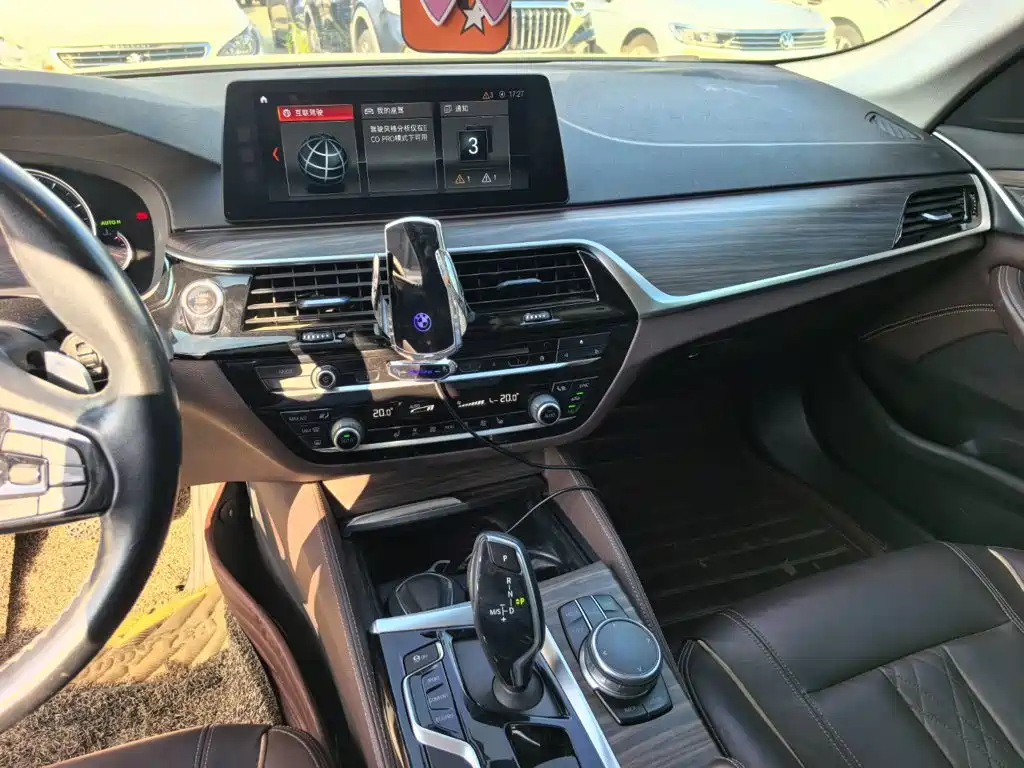 BMW 5 Series 2018 — фото 13