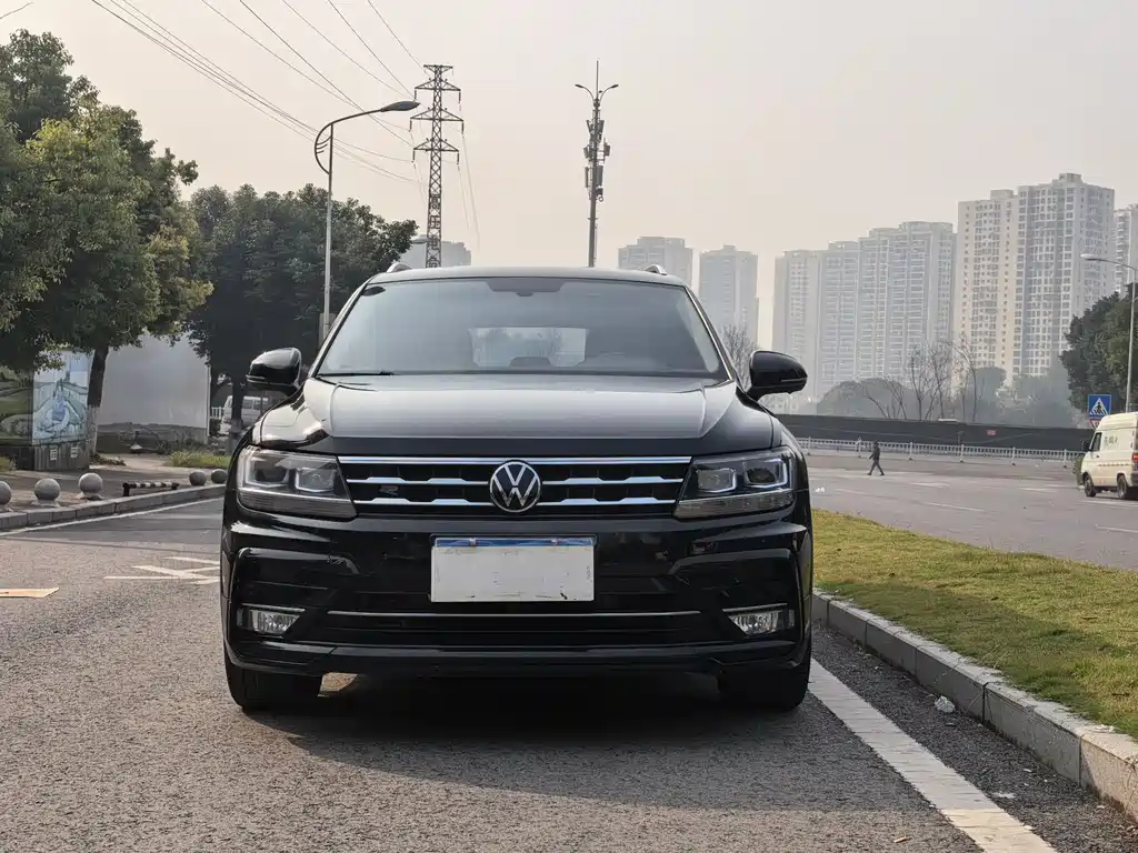 Volkswagen Tiguan L 2021 — фото 1