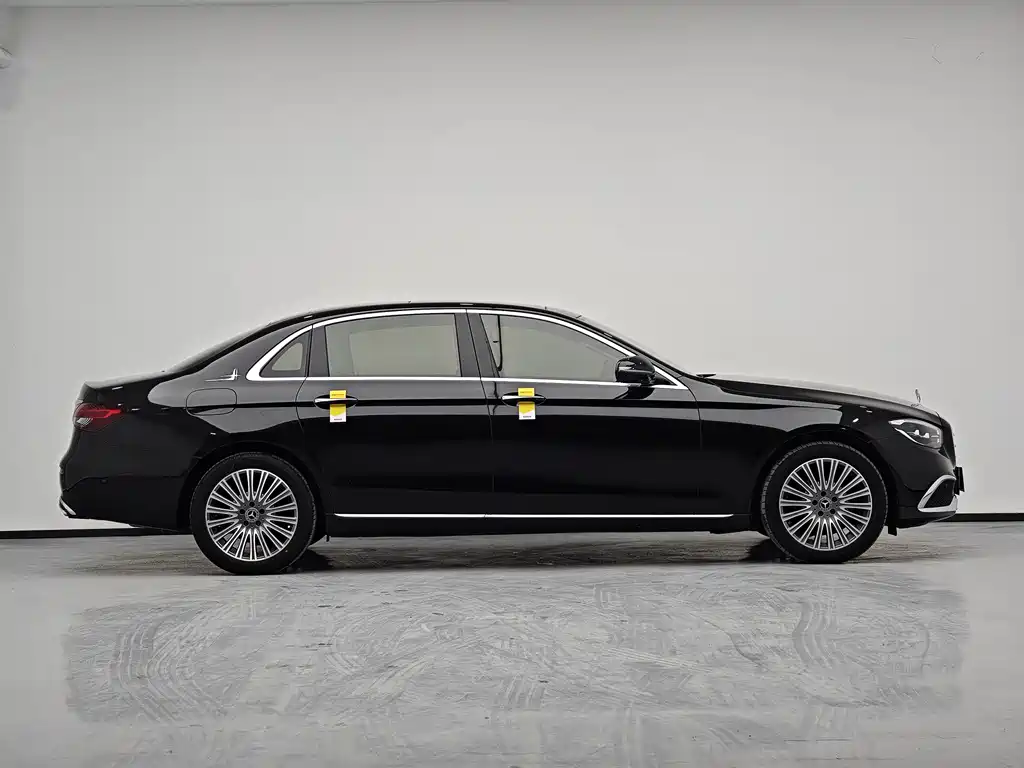 Mercedes-Benz E-Class 2023 — фото 10