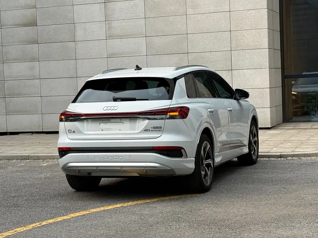 Audi Q4 e-tron 2023 — фото 20
