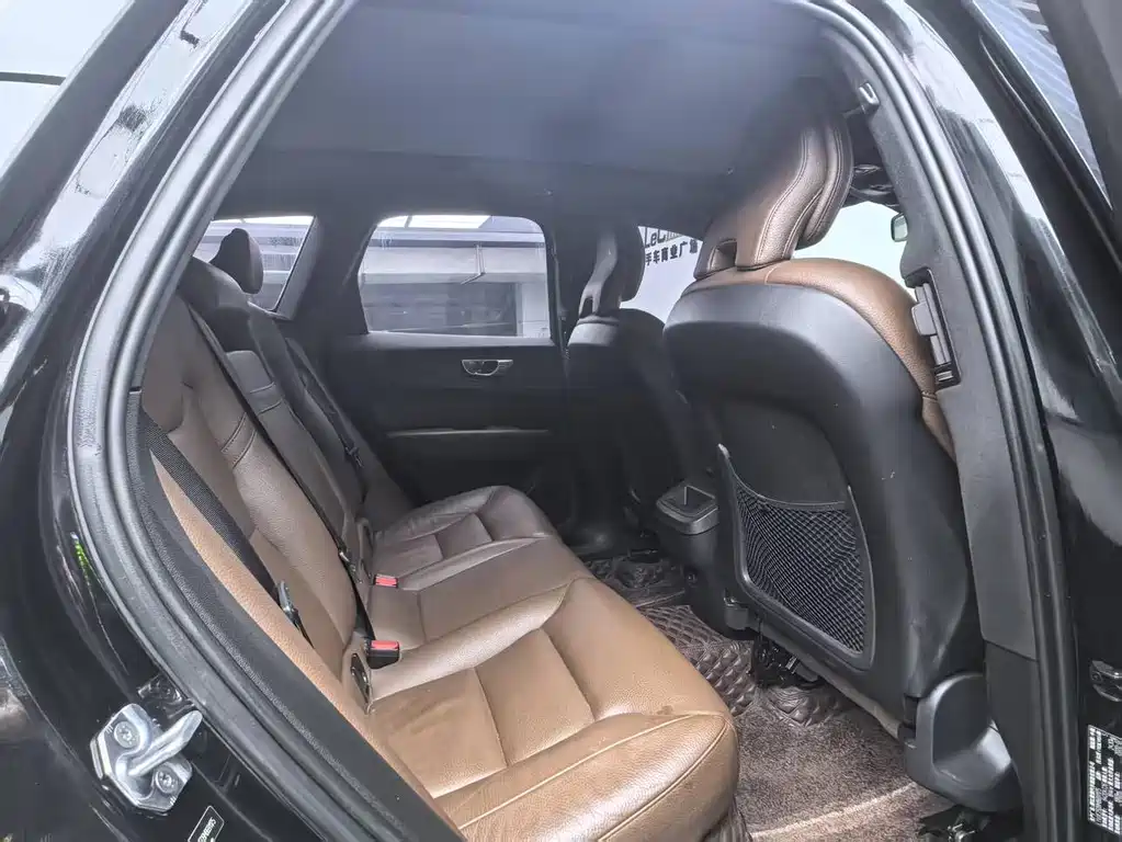 Volvo XC60 2020 — фото 19
