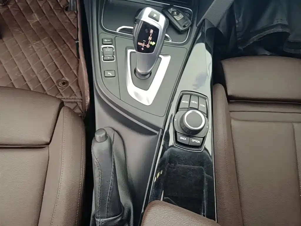 BMW 3 Series 2018 — фото 14